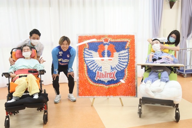 【フォト日記】西新潟中央病院より折鶴で制作したクラブエンブレムを寄贈