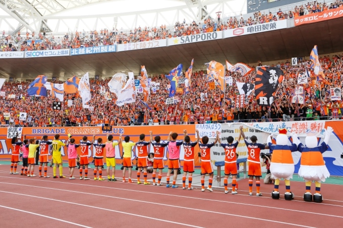 【スクール生限定】夏休み3連戦で開催！選手と一緒に『勝利のバンザイ』に参加しよう！