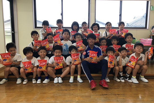 【フォト日記】本間至恩選手がみつばちこども園訪問・ハッピーターンを進呈しました！