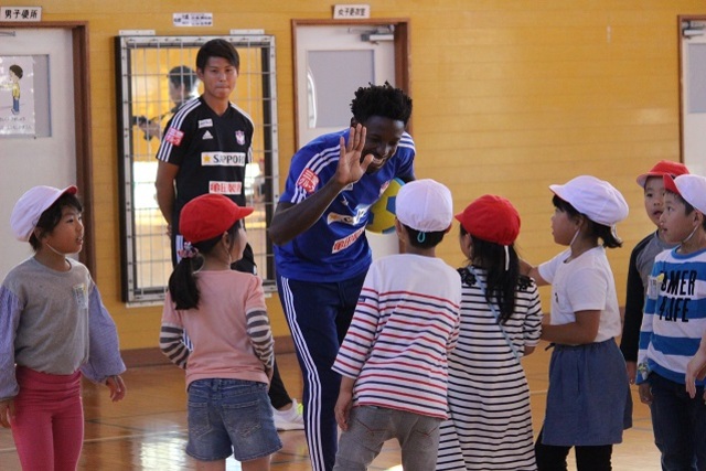 【フォト日記】トップチーム選手がホームタウンの小学校を訪問