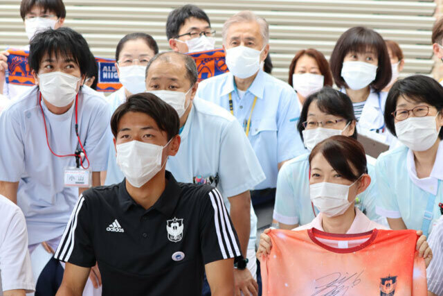 「ONE NIIGATAプロジェクト」秋山裕紀選手が新潟県立新発田病院を訪問　新型ウイルス感染拡大防止への感謝、リスペクトのメッセージを伝える