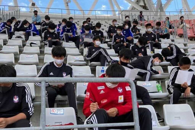 アカデミー＆メソッド部門：アルビレックス新潟U-15の選手がトップチームの試合を分析するアクティビティ（コー・ラーニング）