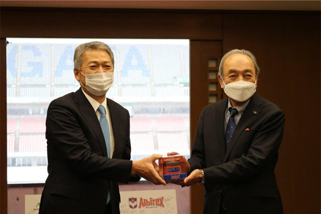 【フォト日記】日精サービス株式会社よりトップチームへ二酸化炭素濃度測定器「CO2Lamp」を贈呈いただきました！