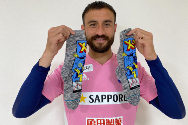 【モバアルZ プレゼントキャンペーン】三戸選手直筆サイン入りスパイク、舞行龍選手直筆サイン入りおしゃれソックス、ソックス写真パネルをプレゼント！