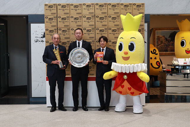 【フォト日記】亀田製菓本社でハッピーターン10年分を贈呈いただきました！！