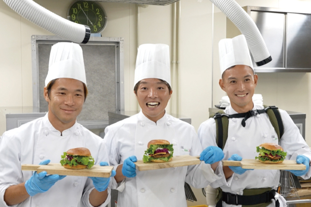 【12月3日C大阪戦】その名は「円陣ベーグル」!  選手とのコラボで生まれた新商品がホテルイタリア軒のスタグル売店で発売！