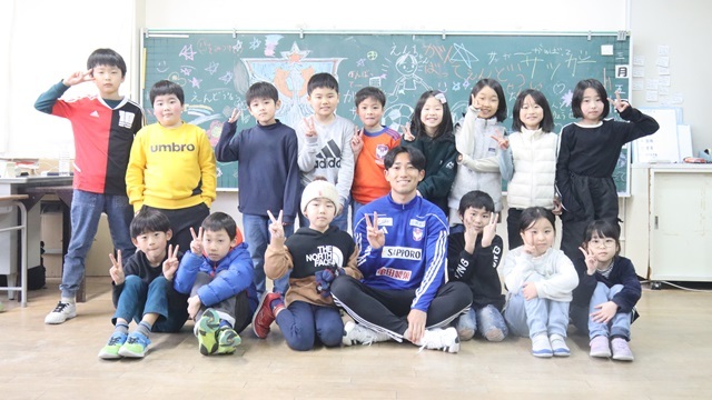 【スマイルプロジェクト】遠藤凌選手が新潟市立漆山小学校を訪問