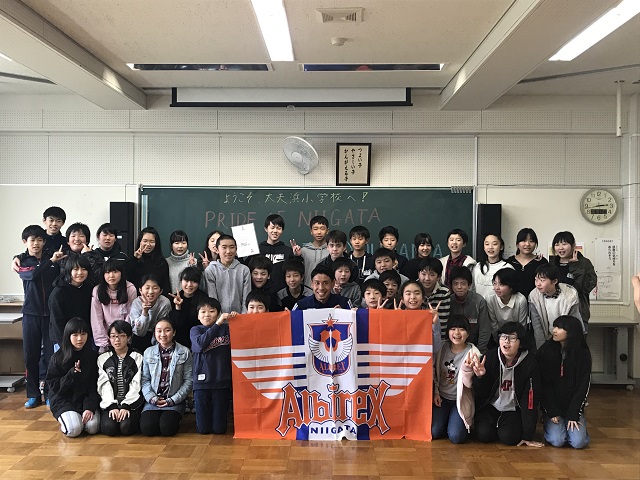 フォト日記 トップチーム選手が母校の小学校を訪問 アルビレックス新潟 公式サイト Albirex Niigata Official Website