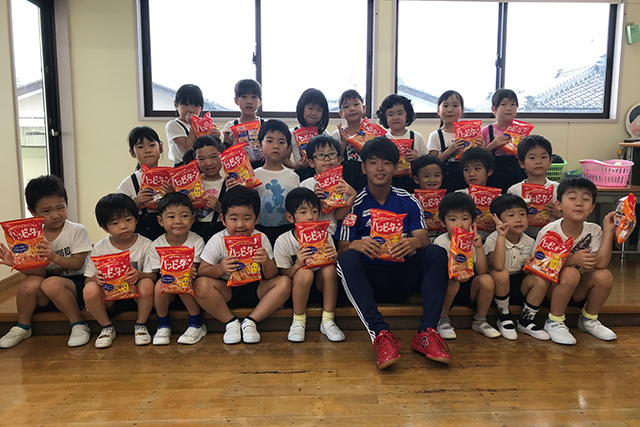 フォト日記 本間至恩選手がみつばちこども園訪問 ハッピーターンを進呈しました アルビレックス新潟 公式サイト Albirex Niigata Official Website