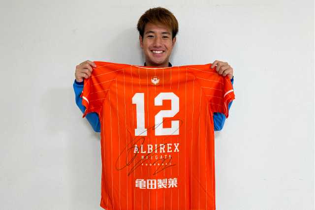 三戸選手など、新潟アルビレックス サインユニフォーム 額縁付き 