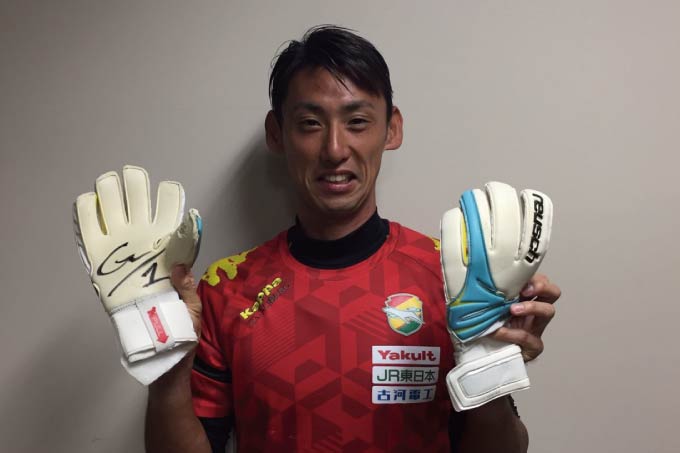楢崎正剛 直筆サイン入りGKグローブ｜その他